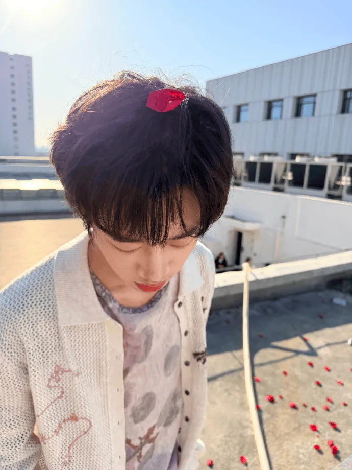 开云在线-JDG发布清融拍摄花絮:结束后主动和大家一起捡花瓣清理现场